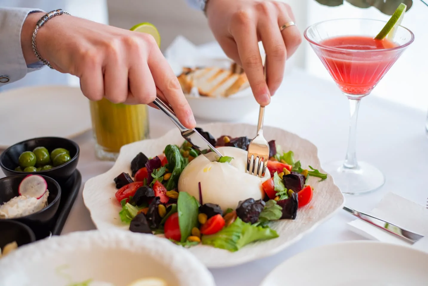 Preparat cu burrata fotografiat pe masa restaurantului La Bulevard.