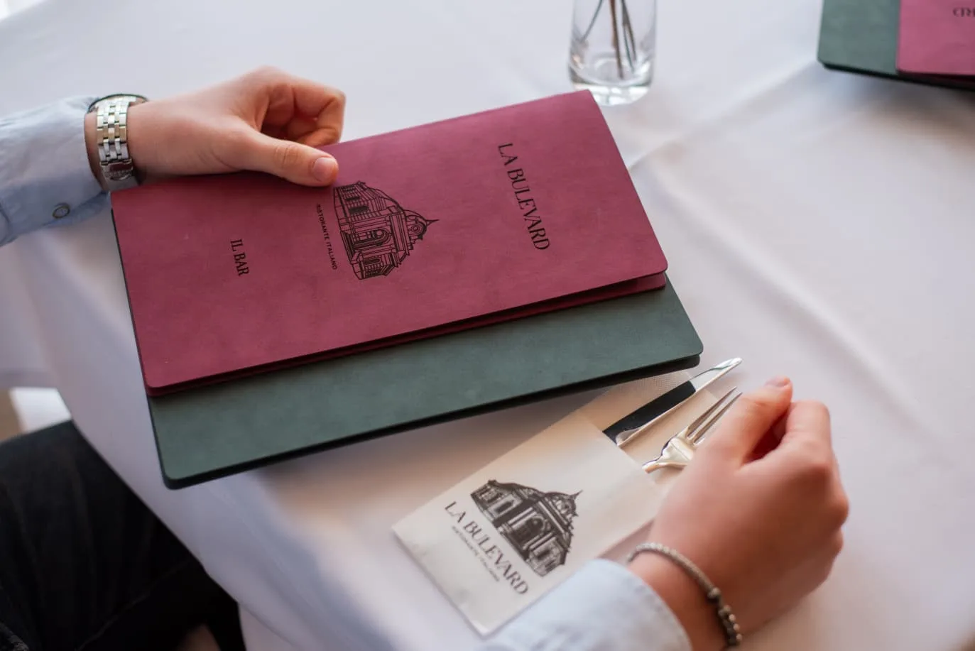 Meniurile reale La Bulevard așezate pe masa restaurantului.